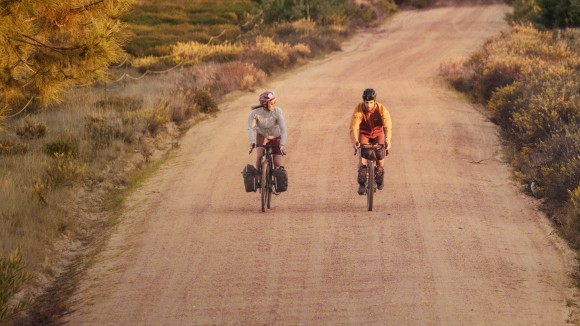 Dos ciclistas en un sendero de grava.